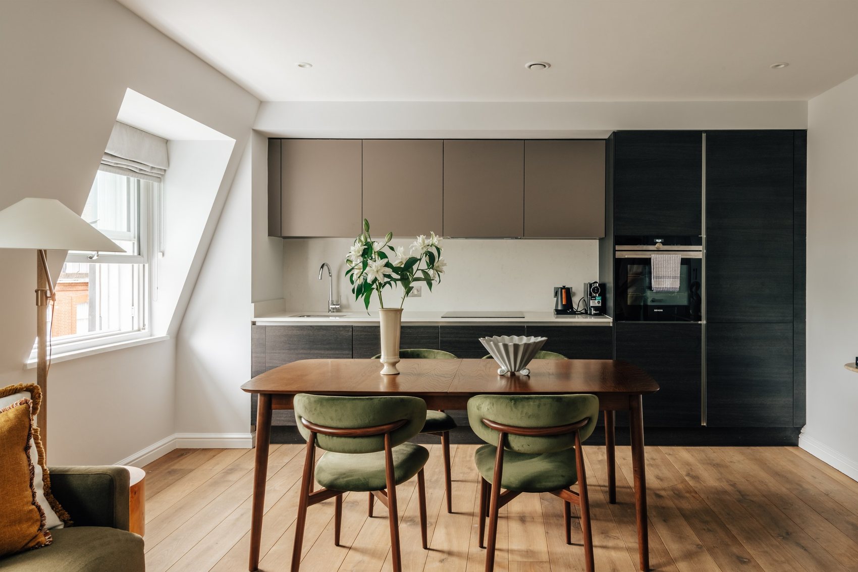 Dining area & kitchen