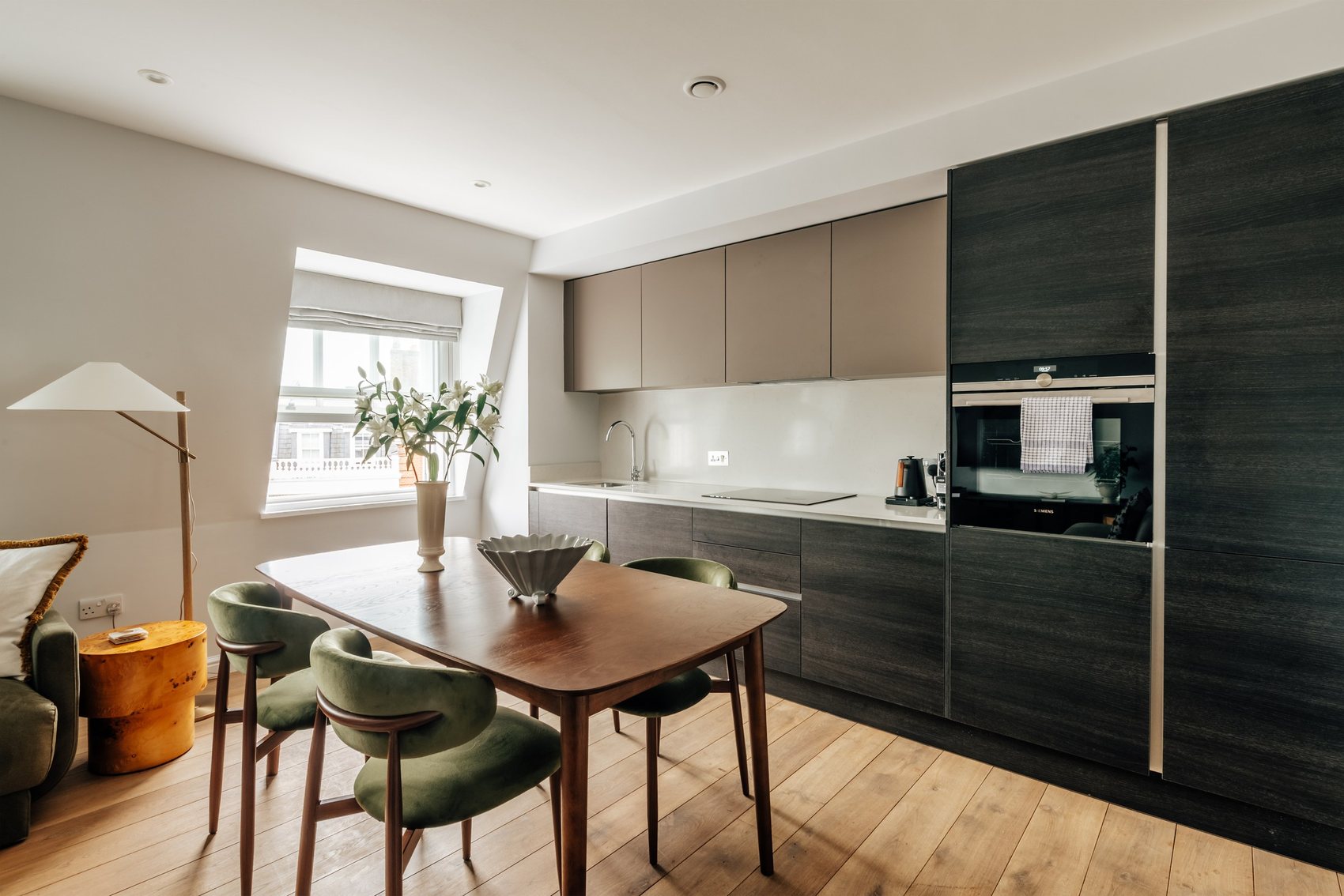 Dining area & kitchen