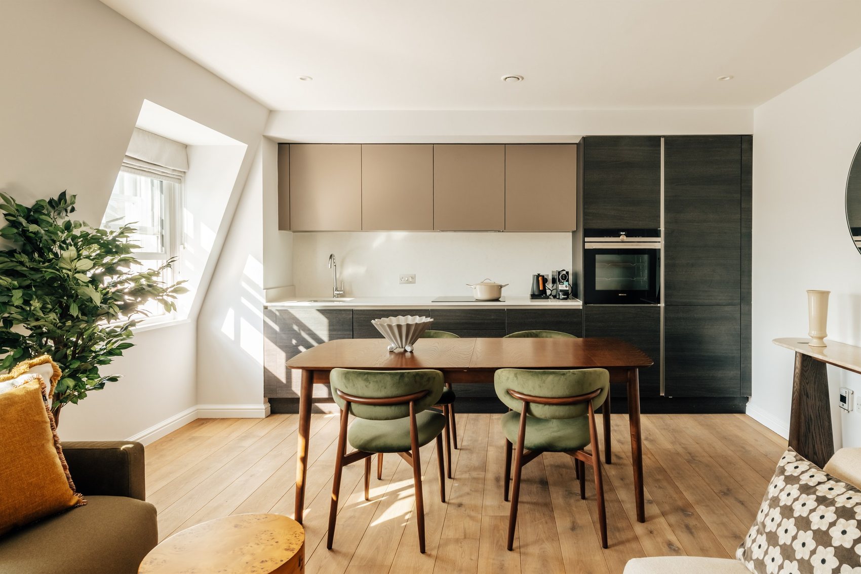 Dining area & kitchen