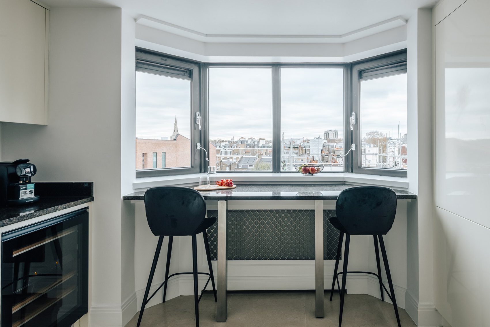 Kitchen & breakfast bar