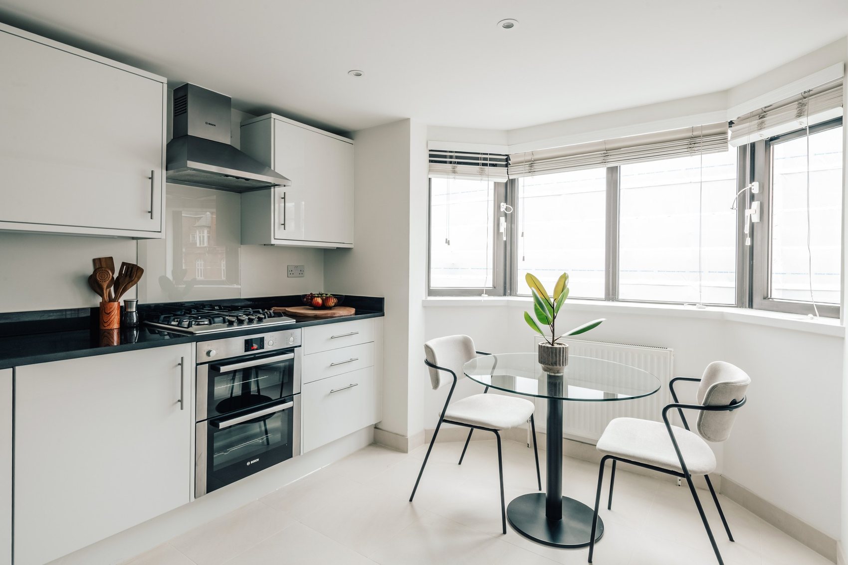 Kitchen & dining area