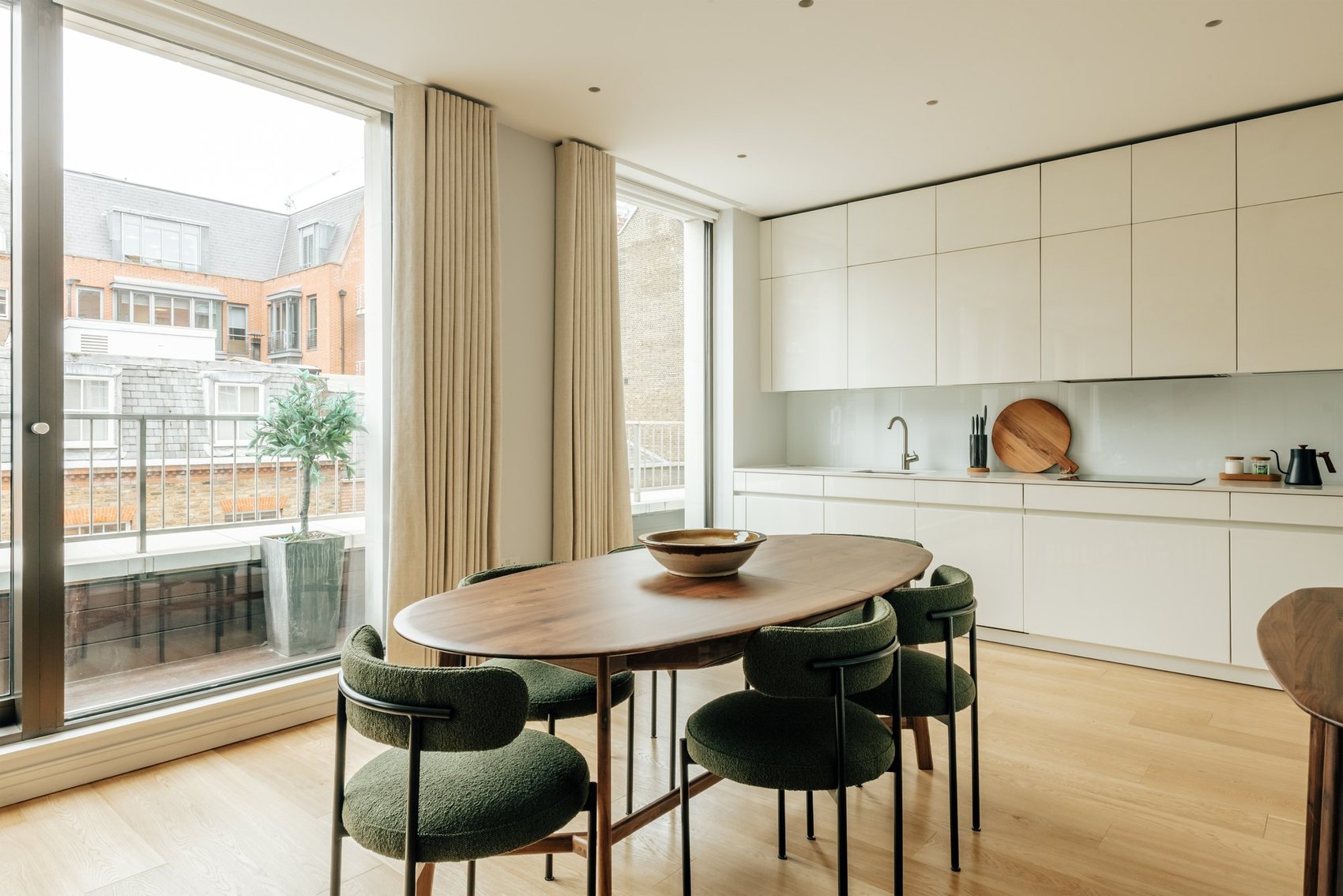 Kitchen & dining area